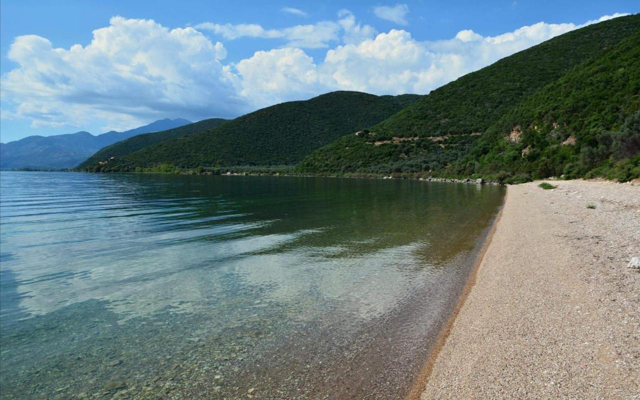 The Lake House" -Trichonida Lake Marathias  Bagian luar foto