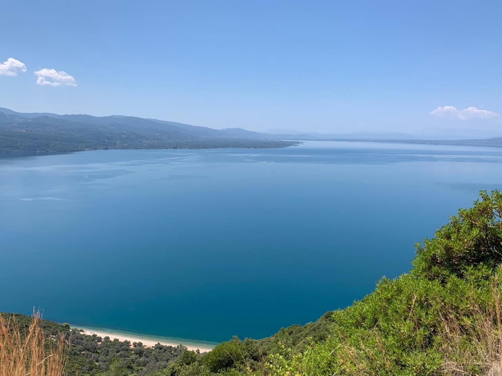 The Lake House" -Trichonida Lake Marathias  Bagian luar foto
